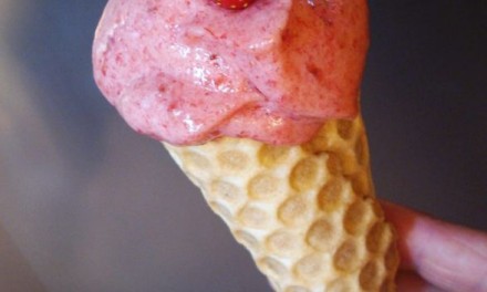 Ropogós fagylaltos tölcsér-gyümölcsfagyival